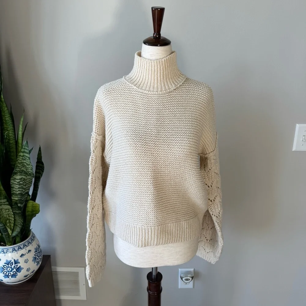 Like new! Universal Thread Cozy Cream Knit Turtleneck Sweater w/ Balloon Sleeves